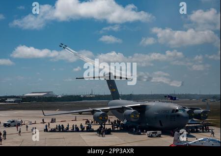 États-Unis Les Navy Blue Angels volent dans une formation de diamants derrière un C-17 Globemaster III depuis l'aile 315th du pont aérien, joint base Charleston, S.C. lors du spectacle aérien le plus au sud à la base aérienne navale Key West, Floride 16 avril 2023. En plus des Blue Angels, l'Air Spectacular le plus au sud a présenté des expositions statiques, le SOCOM Para-Commandos, l'AeroShell Aerobatic Team, l'équipe de démonstration F-35A Lightning II et de nombreux autres artistes aériens. (É.-U. Photo de la Force aérienne par le sergent d'état-major Caleb Roland) Banque D'Images