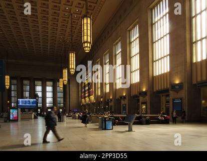 Les passagers attendent à la gare William H. Gray III 30th Street à Philadelphie, en Pennsylvanie.