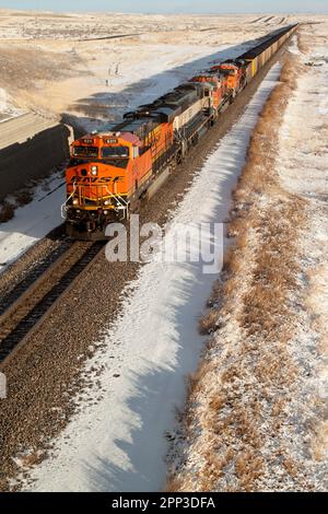 Long train de charbon sur la prairie du sud-est du Montana en hiver Banque D'Images