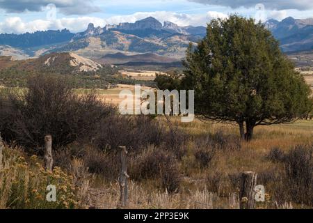 Depuis la gauche, Turret Ridge, Chimney Rock, Courthouse Mountain, Dunsinane Mountain et Pprécipitce Peak dans les montagnes San Juan. Banque D'Images