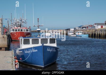 Des bateaux de pêche amarrés dans le port de glace Bay, île du Cap-Breton, lors d'une belle journée de printemps. Banque D'Images