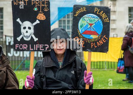 Londres, Royaume-Uni. 21st avril 2023. Un jeune manifestant tient deux écriteaux qui disent "quel prix pour la vie?" Et l'autre dit «de quelle planète? Notre planète » lors de la manifestation de mars. 180 groupes d'organisations se sont unis pour faire une action du 21st avril au 24th avril à proximité du Parlement à Londres, Royaume-Uni. Ils l'appellent « la grande ». Les organisations ont l'intention de convaincre le gouvernement britannique de cesser d'inventer et d'utiliser les combustibles fossiles à l'avenir. Il y a eu des discours et une marche au cours de la première journée de l'action. (Photo de Krisztian Elek/SOPA Images/Sipa USA) Credit: SIPA USA/Alay Live News Banque D'Images