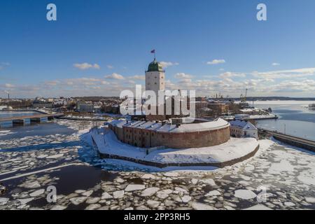 Vue sur l'ancien château de Vyborg par un beau jour de mars (vue aérienne). Leningrad, Russie Banque D'Images