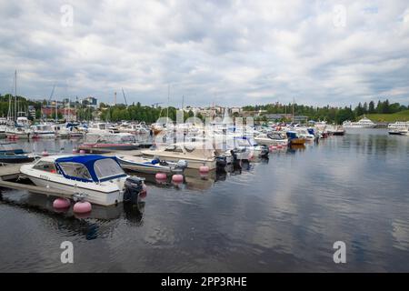 LAPENRANTA, FINLANDE - 21 AOÛT 2016 : journée d'août nuageux dans le port de la ville Banque D'Images