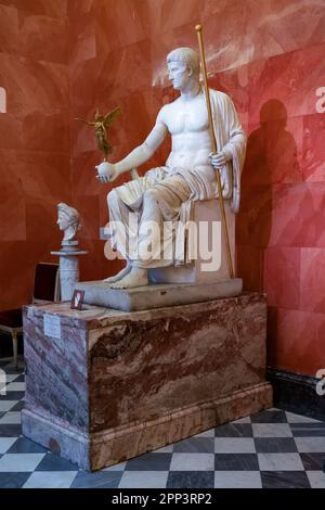 SAINT-PÉTERSBOURG, RUSSIE - 17 FÉVRIER 2022 : sculpture de l'empereur romain Octavian Augustus à l'image de Jupiter (I siècle après J.-C.) exposition de l'AER Banque D'Images