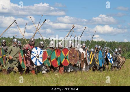 RÉGION DE TVER, RUSSIE - 22 JUILLET 2022 : l'équipe de guerriers médiévaux va se battre le jour de juillet ensoleillé. Festival historique 'Epic Coast-2022' Banque D'Images