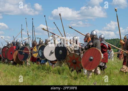 RÉGION DE TVER, RUSSIE - 22 JUILLET 2022 : guerriers du Moyen-âge dans les rangs avant la bataille, le jour ensoleillé de juillet. Festival historique 'Epic C Banque D'Images