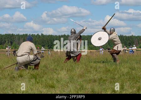 RÉGION DE TVER, RUSSIE - 22 JUILLET 2022 : des espadons médiévaux duel le jour de juillet. Festival historique 'Epic Coast-2022' Banque D'Images