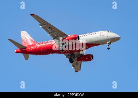 ST. PETERSBOURG, RUSSIE - 14 AVRIL 2023 : Sukhoi SuperJet 100-95B Severodvinsk (RA-89129) de Rossiya Airlines dans un ciel bleu sans nuages Banque D'Images