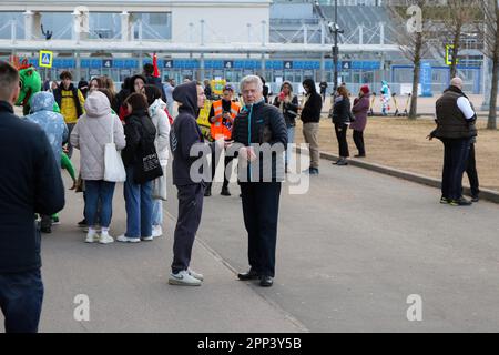 Saint-Pétersbourg, Russie. 21st avril 2023. Les gens marchent dans le parc de la victoire de Primorsky sur un temps de printemps nuageux à Saint-Pétersbourg. Crédit : SOPA Images Limited/Alamy Live News Banque D'Images