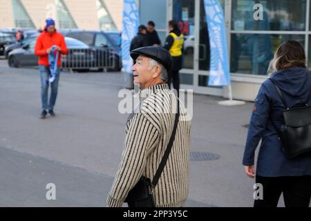 Saint-Pétersbourg, Russie. 21st avril 2023. Les gens marchent dans le parc de la victoire de Primorsky sur un temps de printemps nuageux à Saint-Pétersbourg. Crédit : SOPA Images Limited/Alamy Live News Banque D'Images