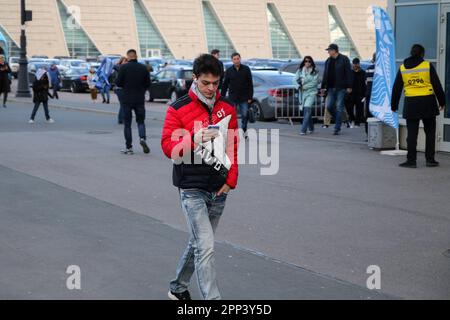 Saint-Pétersbourg, Russie. 21st avril 2023. Les gens marchent dans le parc de la victoire de Primorsky sur un temps de printemps nuageux à Saint-Pétersbourg. Crédit : SOPA Images Limited/Alamy Live News Banque D'Images