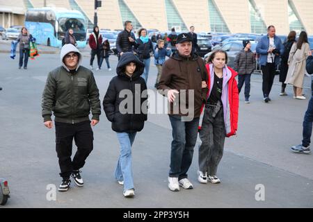 Saint-Pétersbourg, Russie. 21st avril 2023. Les gens marchent dans le parc de la victoire de Primorsky sur un temps de printemps nuageux à Saint-Pétersbourg. Crédit : SOPA Images Limited/Alamy Live News Banque D'Images