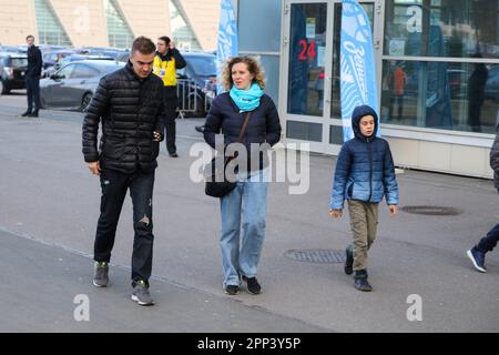 Saint-Pétersbourg, Russie. 21st avril 2023. Les gens marchent dans le parc de la victoire de Primorsky sur un temps de printemps nuageux à Saint-Pétersbourg. Crédit : SOPA Images Limited/Alamy Live News Banque D'Images