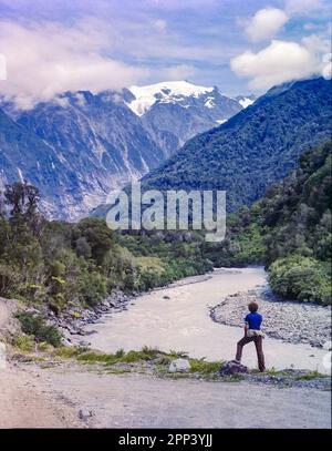 Une image historique en 1981 de la route menant au glacier Fox sur la côte ouest de l'île sud de la Nouvelle-Zélande. Banque D'Images