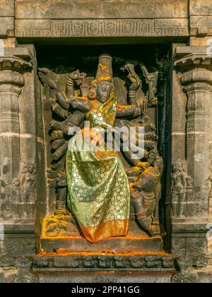 Ancienne statue de Durga Mahishasuramardini. Durga tuant le démon Buffalo avec son arme trident AKA trishula. Déesse hindoue à huit mains. Banque D'Images