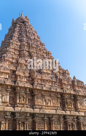 Par beau temps, le vimanam du temple de Gangaikonda Cholapuram, qui contient la siva lingam, peut être vu sur fond de ciel. Banque D'Images