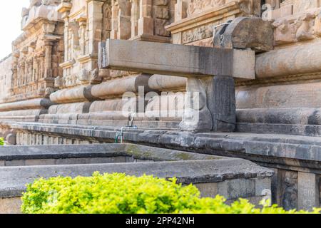 Une position tenant un écoulement d'eau au temple Brihadisvara de Gangaikonda Cholapuram Banque D'Images