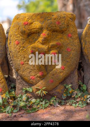 Statue du seigneur krishna dansant entre deux dieux de serpent. Statue couverte de curcuma et avec kumkum ou kungumam sur un temple extérieur dans le sud Banque D'Images