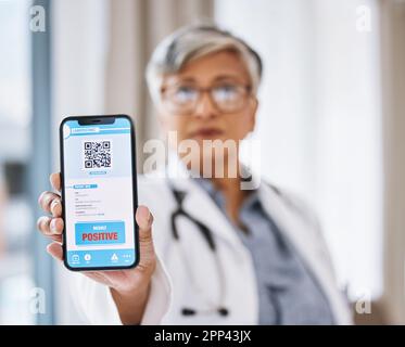 Femme médecin, téléphone et covid résultats de test avec code QR à la main prêt pour le soutien médical. Clinique, hôpital et résultat positif sur les soins de santé numériques Banque D'Images