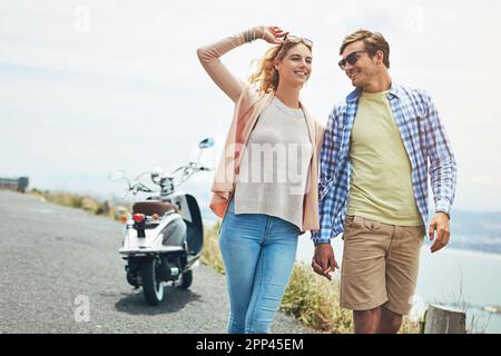 J'aime chaque instant avec vous. un jeune couple qui profite d'une journée à l'extérieur. Banque D'Images