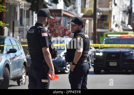 Paterson, États-Unis. 21st avril 2023. Des policiers vus sur les lieux de la fusillade près de 14th Avenue à Paterson. Des coquilles ont été trouvées sur les lieux près de 14th Avenue, un véhicule a également été photographié et étiqueté pour preuve. Aucune blessure n'a été signalée immédiatement et aucune autre information n'a été immédiatement disponible auprès des autorités. (Photo de Kyle Mazza/SOPA Images/Sipa USA) crédit: SIPA USA/Alay Live News Banque D'Images