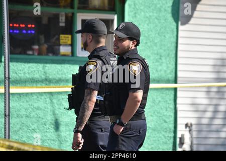 Paterson, États-Unis. 21st avril 2023. Des policiers vus sur les lieux de la fusillade près de 14th Avenue à Paterson. Des coquilles ont été trouvées sur les lieux près de 14th Avenue, un véhicule a également été photographié et étiqueté pour preuve. Aucune blessure n'a été signalée immédiatement et aucune autre information n'a été immédiatement disponible auprès des autorités. (Photo de Kyle Mazza/SOPA Images/Sipa USA) crédit: SIPA USA/Alay Live News Banque D'Images