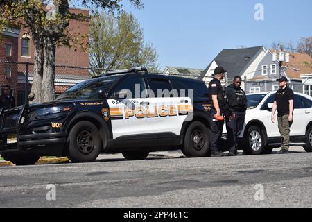 Paterson, États-Unis. 21st avril 2023. Des policiers vus sur les lieux de la fusillade près de 14th Avenue à Paterson. Des coquilles ont été trouvées sur les lieux près de 14th Avenue, un véhicule a également été photographié et étiqueté pour preuve. Aucune blessure n'a été signalée immédiatement et aucune autre information n'a été immédiatement disponible auprès des autorités. (Photo de Kyle Mazza/SOPA Images/Sipa USA) crédit: SIPA USA/Alay Live News Banque D'Images