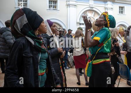 Le rituel des neuf nuits a eu lieu au Goldsmith College pour Jah Shaka, décédé le 12th avril 2023. Jah Shaka, également connu sous le nom de «Zulu Warrior», était un opérateur jamaïcain de système audio reggae/ dub à Londres depuis 1970s. Shaka a été vénérée par des musiciens et des danseurs de divers genres et cultures. Banque D'Images