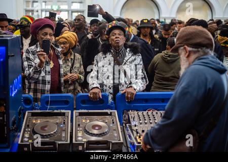 Le rituel des neuf nuits a eu lieu au Goldsmith College pour Jah Shaka, décédé le 12th avril 2023. Jah Shaka, également connu sous le nom de «Zulu Warrior», était un opérateur jamaïcain de système audio reggae/ dub à Londres depuis 1970s. Shaka a été vénérée par des musiciens et des danseurs de divers genres et cultures. Banque D'Images