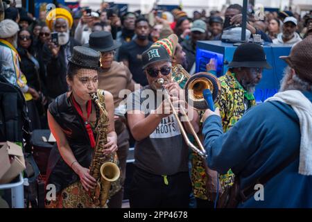 Le rituel des neuf nuits a eu lieu au Goldsmith College pour Jah Shaka, décédé le 12th avril 2023. Jah Shaka, également connu sous le nom de «Zulu Warrior», était un opérateur jamaïcain de système audio reggae/ dub à Londres depuis 1970s. Shaka a été vénérée par des musiciens et des danseurs de divers genres et cultures. Banque D'Images