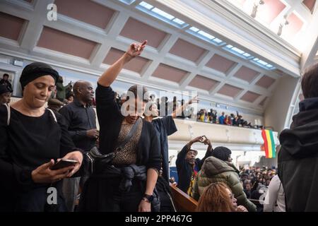 Le rituel des neuf nuits a eu lieu au Goldsmith College pour Jah Shaka, décédé le 12th avril 2023. Jah Shaka, également connu sous le nom de «Zulu Warrior», était un opérateur jamaïcain de système audio reggae/ dub à Londres depuis 1970s. Shaka a été vénérée par des musiciens et des danseurs de divers genres et cultures. Banque D'Images