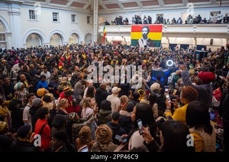 Le rituel des neuf nuits a eu lieu au Goldsmith College pour Jah Shaka, décédé le 12th avril 2023. Jah Shaka, également connu sous le nom de «Zulu Warrior», était un opérateur jamaïcain de système audio reggae/ dub à Londres depuis 1970s. Shaka a été vénérée par des musiciens et des danseurs de divers genres et cultures. Banque D'Images