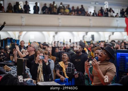 Le rituel des neuf nuits a eu lieu au Goldsmith College pour Jah Shaka, décédé le 12th avril 2023. Jah Shaka, également connu sous le nom de «Zulu Warrior», était un opérateur jamaïcain de système audio reggae/ dub à Londres depuis 1970s. Shaka a été vénérée par des musiciens et des danseurs de divers genres et cultures. Banque D'Images