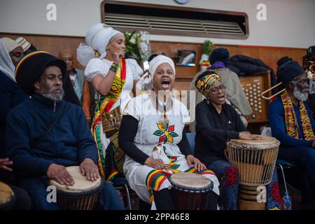 Le rituel des neuf nuits a eu lieu au Goldsmith College pour Jah Shaka, décédé le 12th avril 2023. Jah Shaka, également connu sous le nom de «Zulu Warrior», était un opérateur jamaïcain de système audio reggae/ dub à Londres depuis 1970s. Shaka a été vénérée par des musiciens et des danseurs de divers genres et cultures. Banque D'Images