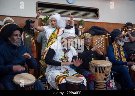 Le rituel des neuf nuits a eu lieu au Goldsmith College pour Jah Shaka, décédé le 12th avril 2023. Jah Shaka, également connu sous le nom de «Zulu Warrior», était un opérateur jamaïcain de système audio reggae/ dub à Londres depuis 1970s. Shaka a été vénérée par des musiciens et des danseurs de divers genres et cultures. Banque D'Images