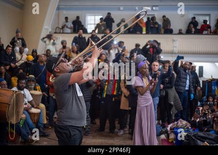 Le rituel des neuf nuits a eu lieu au Goldsmith College pour Jah Shaka, décédé le 12th avril 2023. Jah Shaka, également connu sous le nom de «Zulu Warrior», était un opérateur jamaïcain de système audio reggae/ dub à Londres depuis 1970s. Shaka a été vénérée par des musiciens et des danseurs de divers genres et cultures. Banque D'Images