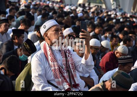 Bandung, Indonésie. 22nd avril 2023. Les musulmans se sont plaindés avec leur smartphone tout en assistant à la prière d'Eid Al-Fitr pour célébrer Eid al-Fitr à la Grande Mosquée d'Al Jabbar, Bandung, West Java, Indonésie sur 22 avril 2023. (Photo par Dimas Rachmatsyah/INA photo Agency/Sipa USA) crédit: SIPA USA/Alay Live News Banque D'Images
