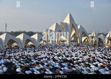 Bandung, Indonésie. 22nd avril 2023. Les musulmans effectuent la prière d'Eid Al-Fitr pour célébrer Eid al-Fitr à la Grande Mosquée d'Al Jabbar à Bandung, Java Ouest, Indonésie sur 22 avril 2023. (Photo par Dimas Rachmatsyah/INA photo Agency/Sipa USA) crédit: SIPA USA/Alay Live News Banque D'Images