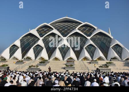 Bandung, Indonésie. 22nd avril 2023. Les musulmans effectuent la prière d'Eid Al-Fitr pour célébrer Eid al-Fitr à la Grande Mosquée d'Al Jabbar à Bandung, Java Ouest, Indonésie sur 22 avril 2023. (Photo par Dimas Rachmatsyah/INA photo Agency/Sipa USA) crédit: SIPA USA/Alay Live News Banque D'Images