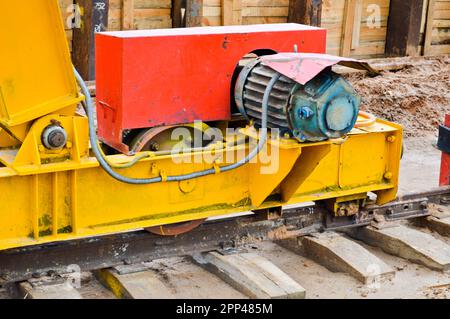 Grands supports en métal jaune sur les rails avec roues avec un moteur à induction d'une grande construction stationnaire industriel puissant pont roulant d'a Banque D'Images