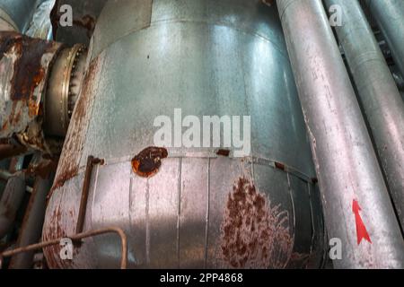 Le grand échangeur thermique de réservoir dans l'isolation isolée par la corrosion par la rouille avec des trous est vieux dans une usine pétrochimique industrielle de raffinerie de pétrole pétrochimique. Banque D'Images