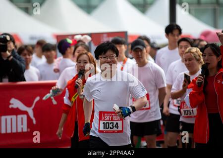 Séoul, Corée du Sud. 22nd avril 2023. Les coureurs commencent lors de la course du ciel de la Tour du monde de Lotte 2023 à Séoul, en Corée du Sud, au 22 avril 2023. Crédit : Wang Yiliang/Xinhua/Alay Live News Banque D'Images