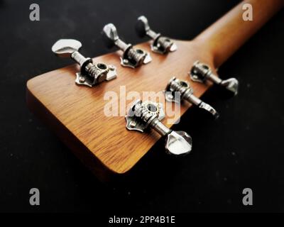 gros plan de la machine de réglage de guitare acoustique, équipement ouvert Banque D'Images
