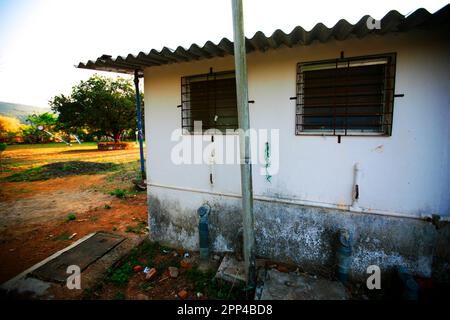 Murs de ciment sales d'une maison dans un village en Inde. Banque D'Images