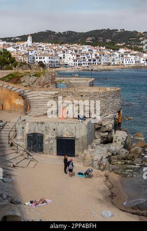 Gérone, Espagne - 16 avril 2023 : gens sur la plage du village de pêcheurs de Calella de Palafrugell sur la Costa Brava Banque D'Images