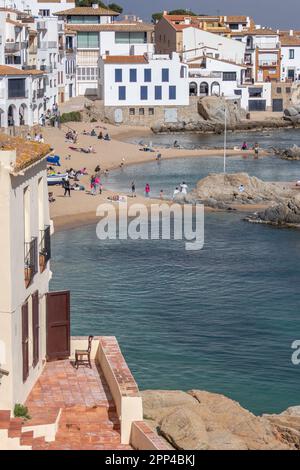 Gérone, Espagne - 16 avril 2023 : vue sur la plage du village de pêcheurs de Calella de Palafrugell sur la Costa Brava Banque D'Images