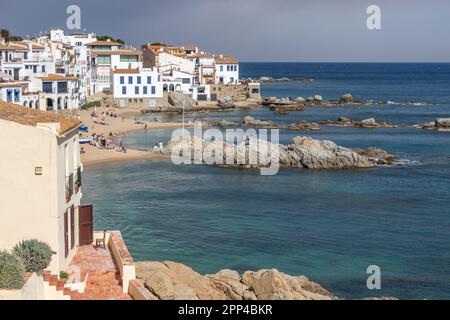 Gérone, Espagne - 16 avril 2023 : vue sur la plage du village de pêcheurs de Calella de Palafrugell sur la Costa Brava Banque D'Images