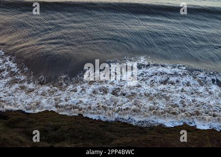 Hunmanby Sands, une vaste zone de sable quand la marée est dans la plage est complètement couverte jusqu'aux falaises le long du bord de la plage. Banque D'Images