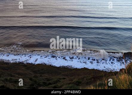 Hunmanby Sands, une vaste zone de sable où quand la marée est dans la mer fait des modèles comme il se brise le long des falaises surplombant la baie. Banque D'Images